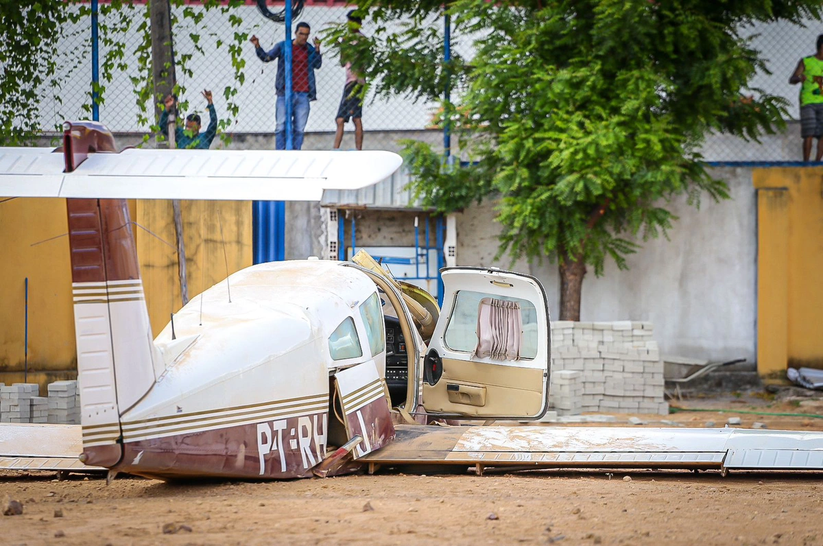 Aeronave modelo BEM 711ST cai no campo do Bariri, bairro Vila Operária