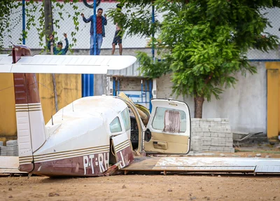 Aeronave modelo BEM 711ST cai no campo do Bariri, bairro Vila Operária