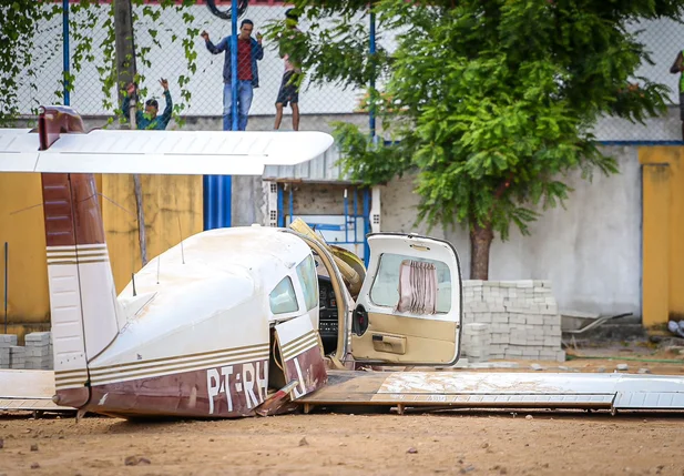 Aeronave modelo BEM 711ST cai no campo do Bariri, bairro Vila Operária