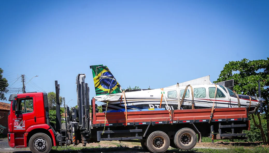 Aeronave sendo recolhida do local do acidente