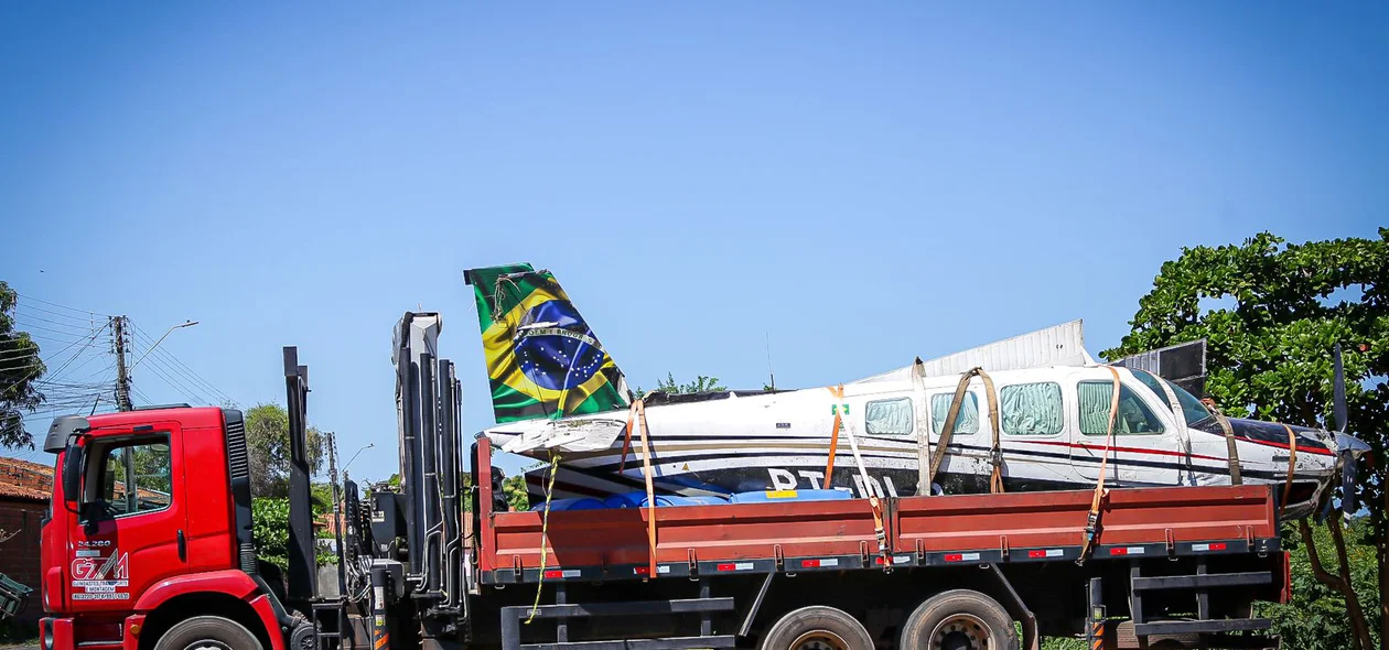 Aeronave sendo recolhida do local do acidente