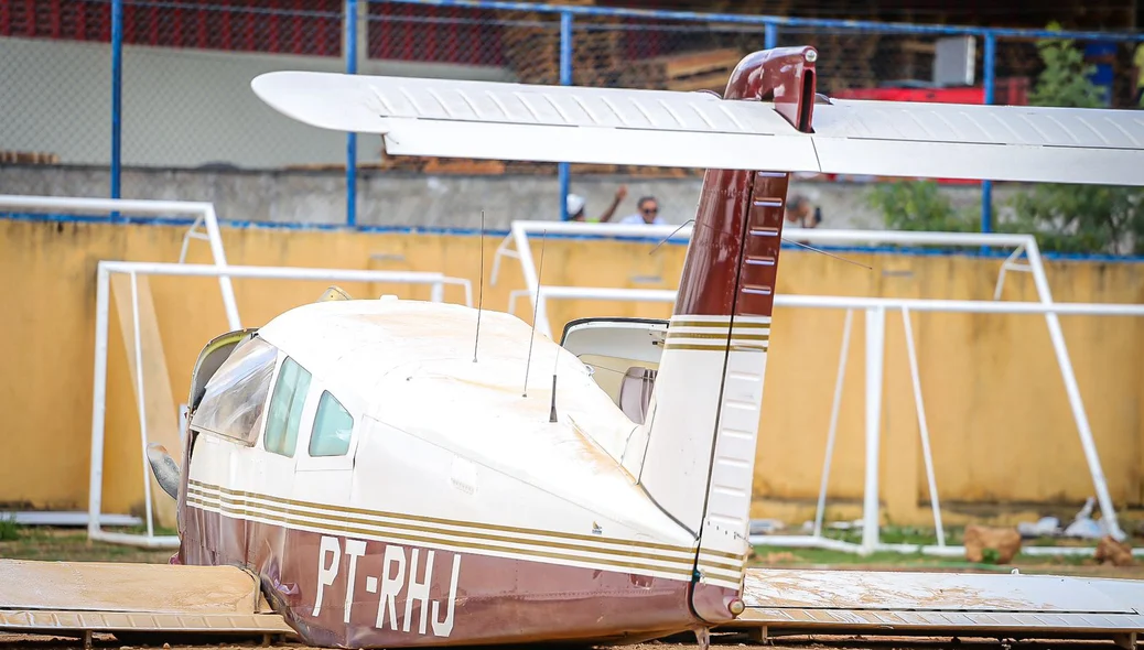 Além de um criança, tinham quatro adultos no avião