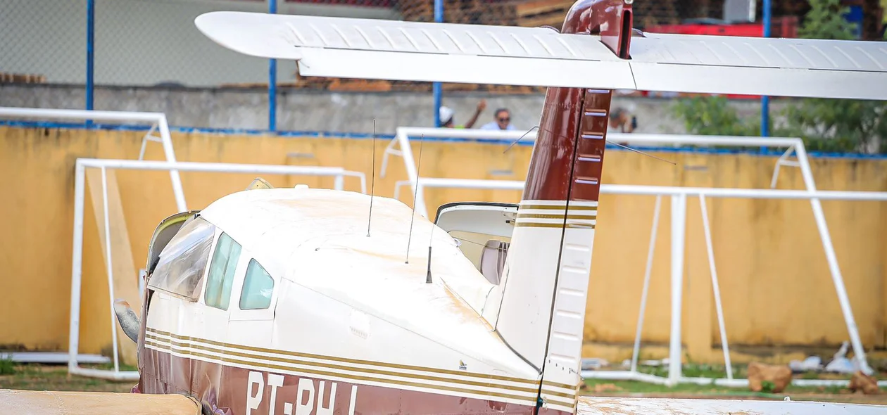 Além de um criança, tinham quatro adultos no avião