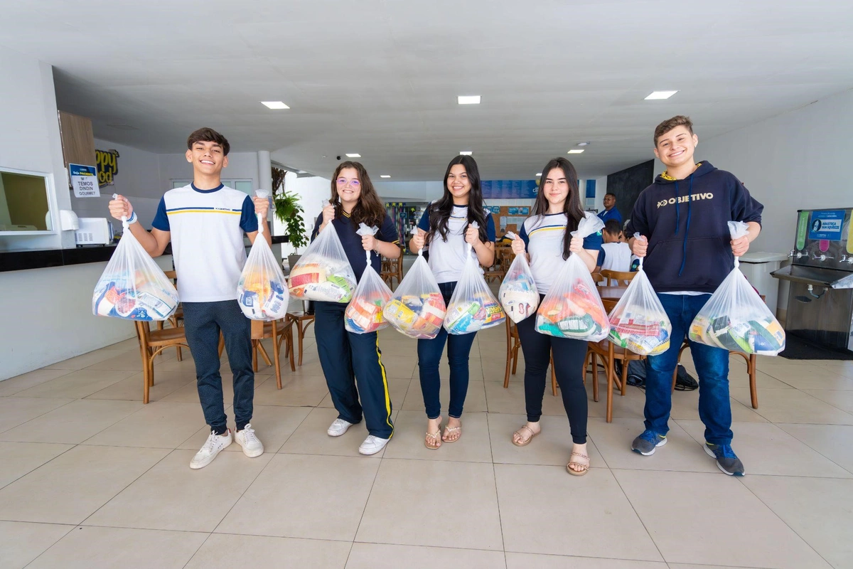 Alimentos arrecadados pelos alunos