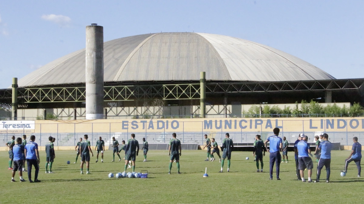 Altos em preparação para o jogo contra o CSA