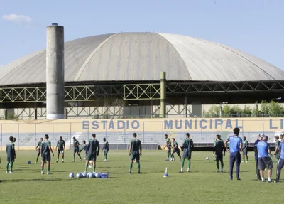 Altos em preparação para o jogo contra o CSA