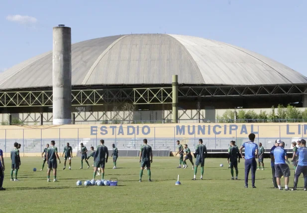 Altos em preparação para o jogo contra o CSA