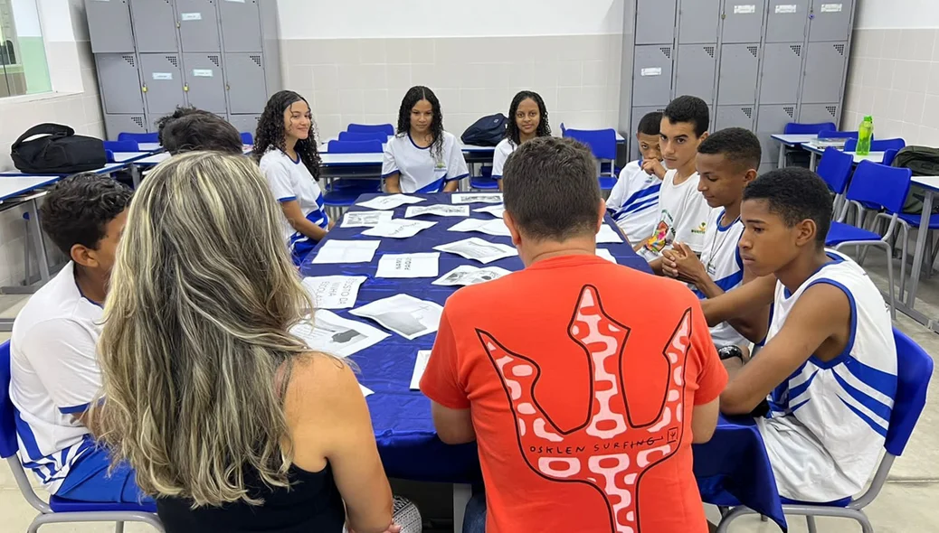 Alunos conversam sobre o tema "O que me motiva no espaço escolar?"