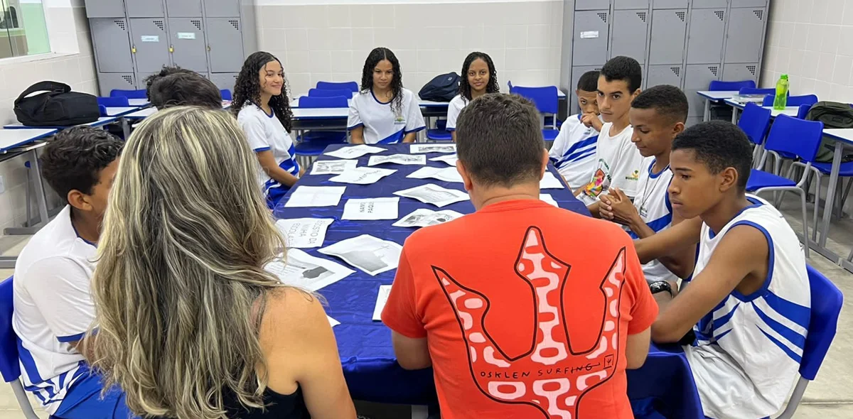 Alunos conversam sobre o tema "O que me motiva no espaço escolar?"