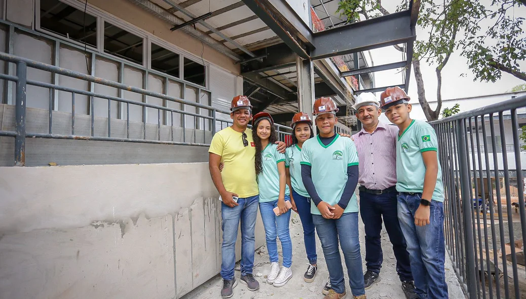 Alunos e professores visitaram instalações da escola