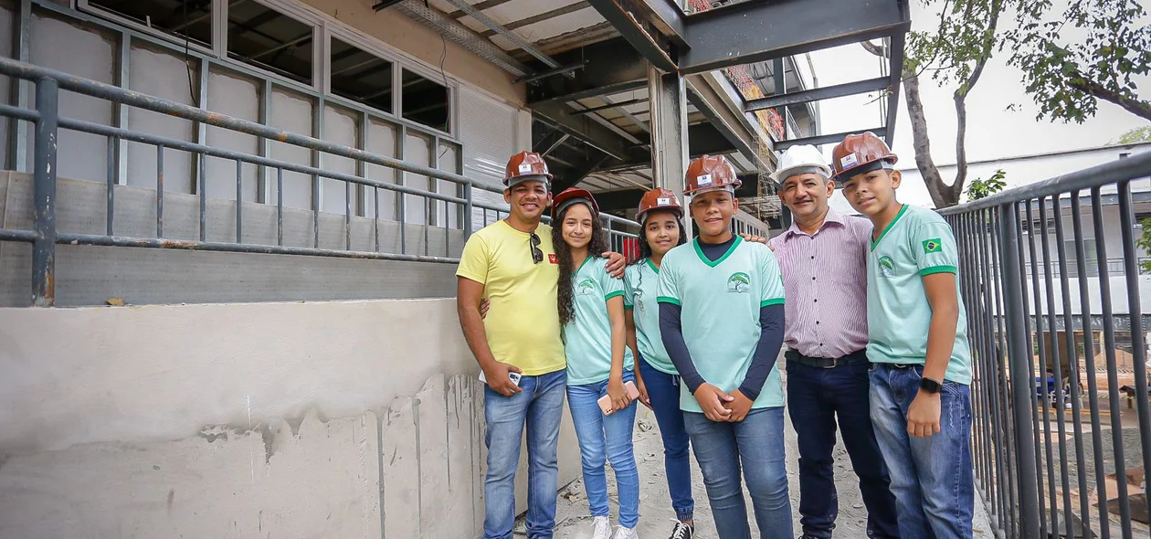 Alunos e professores visitaram instalações da escola