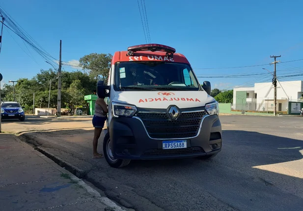 Ambulância do SAMU no local para socorrer à vítima