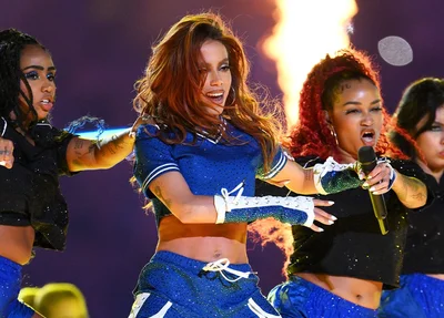 Anitta durante apresentação na abertura da final entre City e Inter