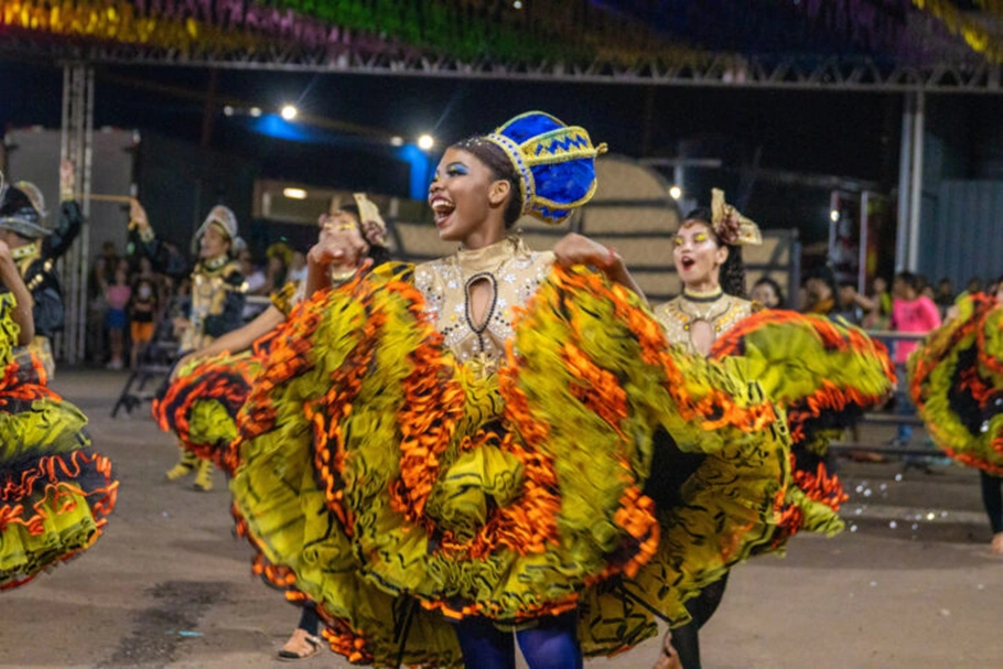 Apresentação cultural na abertura do Picos Cidade Junina