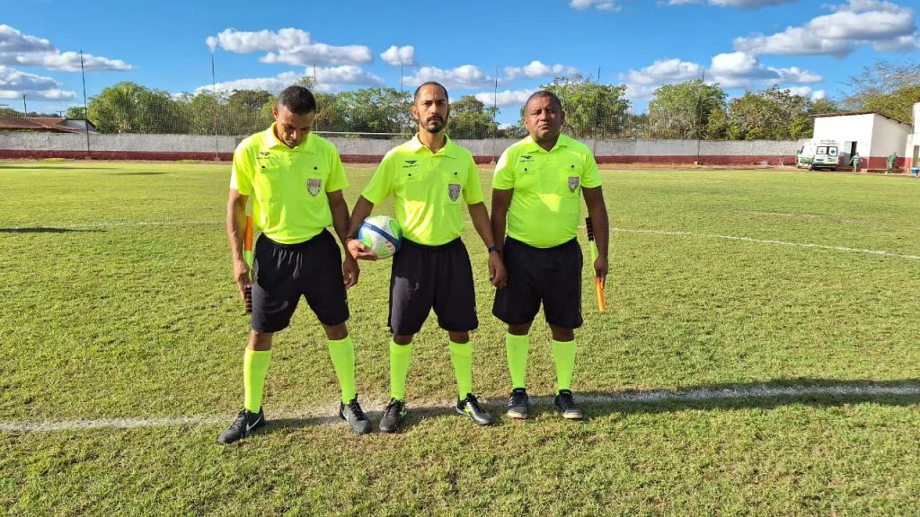 Árbitro, juíz e bandeirinha da partida