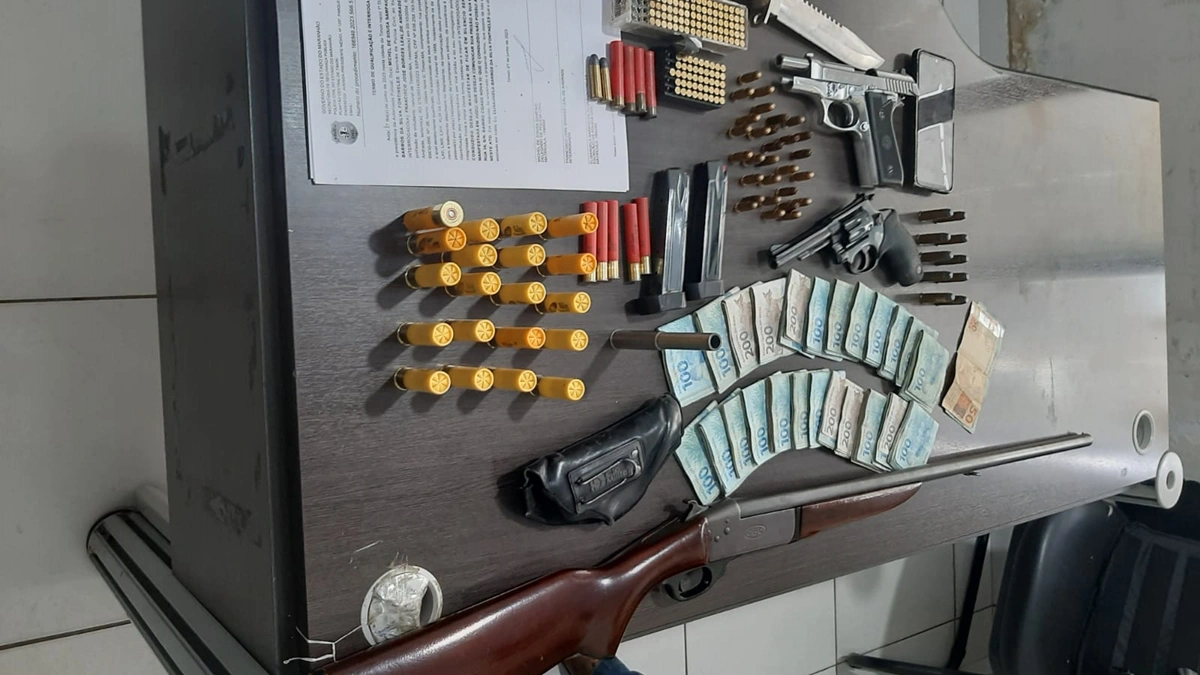 Armas, dinheiro e munições foram apreendidos pela PCMA na fazenda em Matões