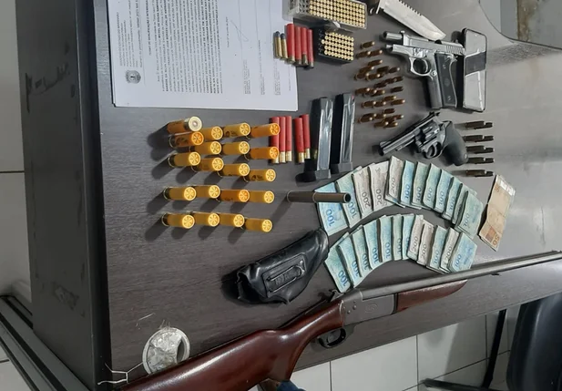 Armas, dinheiro e munições foram apreendidos pela PCMA na fazenda em Matões