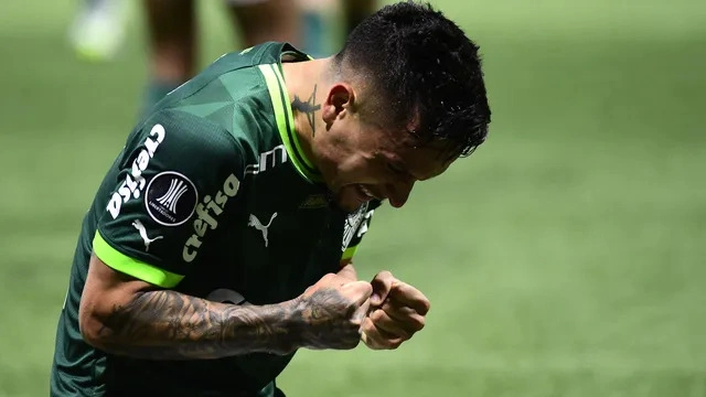 Artur foi um dos destaques da partida, com dois gols