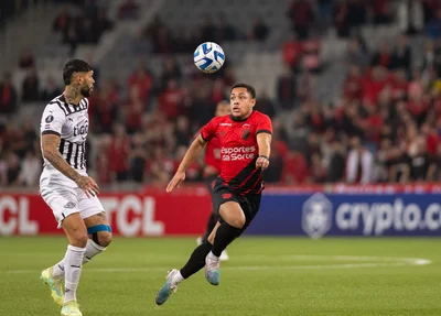 Athletico-PR vence e se classifica às oitavas da Libertadores