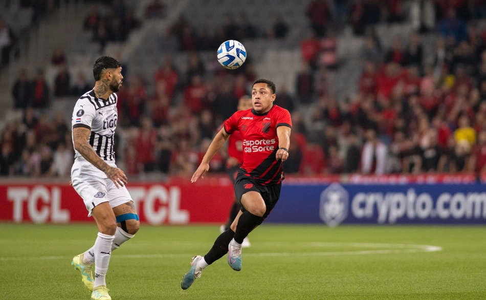 Athletico-PR vence e se classifica às oitavas da Libertadores