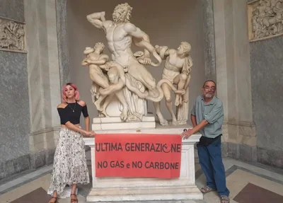 Ativistas colaram os corpos na base de estátua no Vaticano