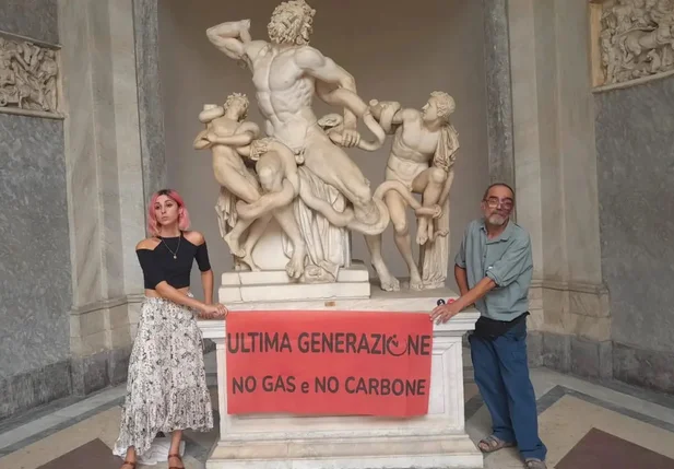 Ativistas colaram os corpos na base de estátua no Vaticano