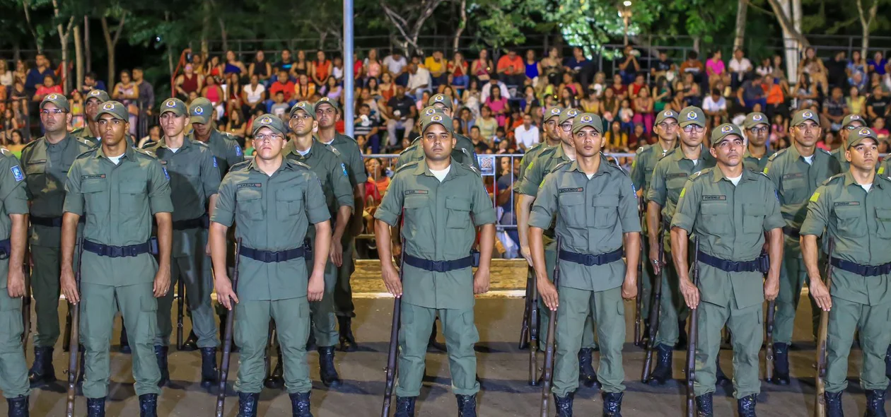 Avenida Marechal Castelo Branco parou para assistir solenidade