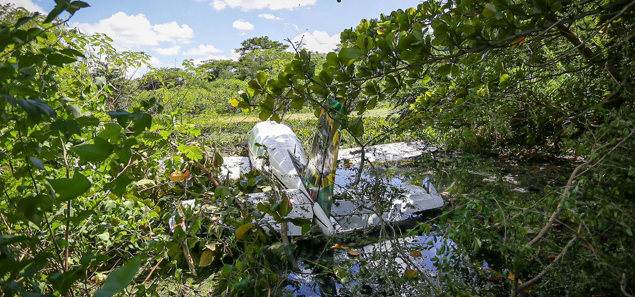 Avião cai em local de difícil acesso