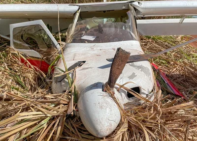 Avião ficou bastante danificado
