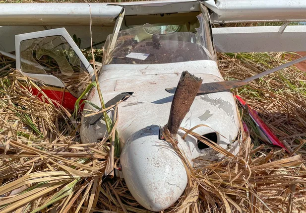 Avião ficou bastante danificado