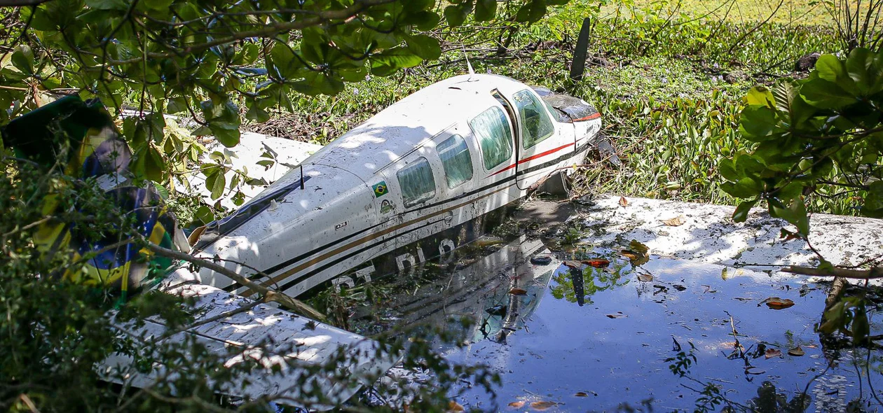 Avião ficou parcialmente destruído