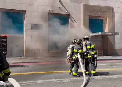 Bombeiros apagam incêndio em loja de joias em Nova York