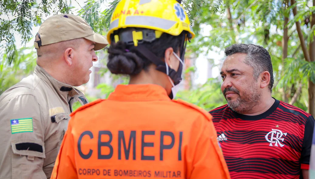 Bombeiros conversam com motorista