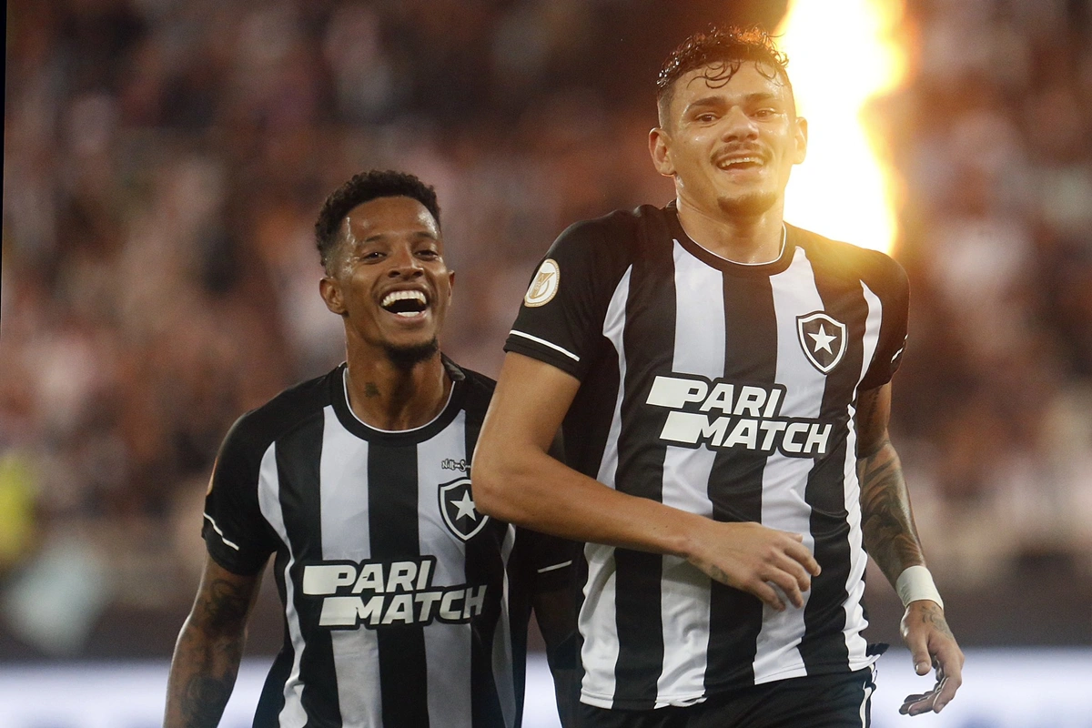 Botafogo venceu o Fortaleza com dois gols de Tiquinho Soares