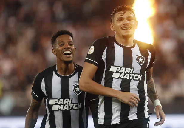 Botafogo venceu o Fortaleza com dois gols de Tiquinho Soares