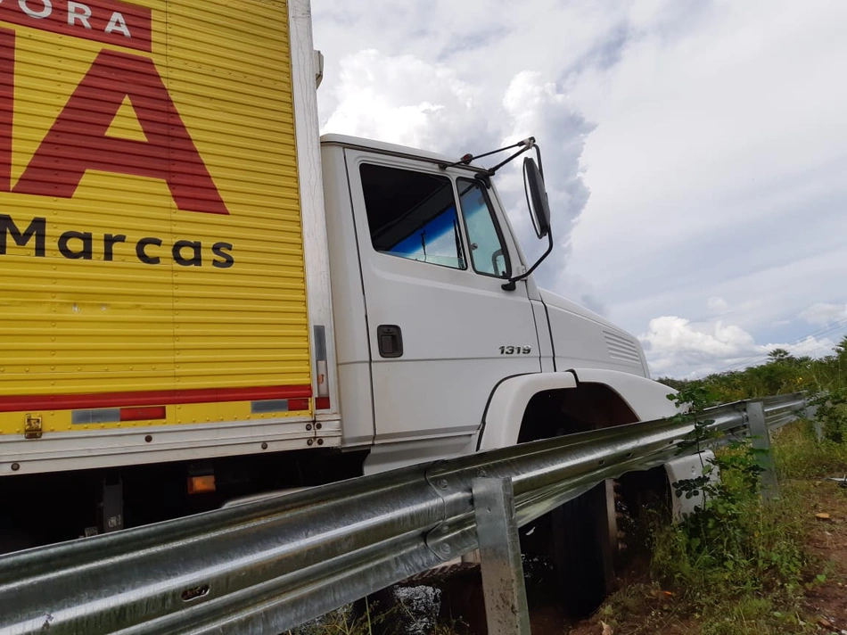 Caminhão Baú envolvido no acidente