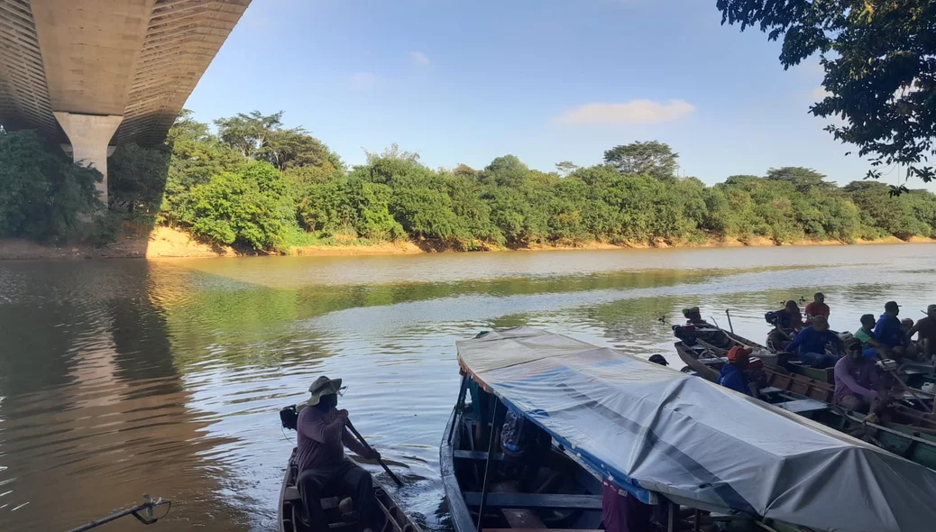 Canoas prontas para sair
