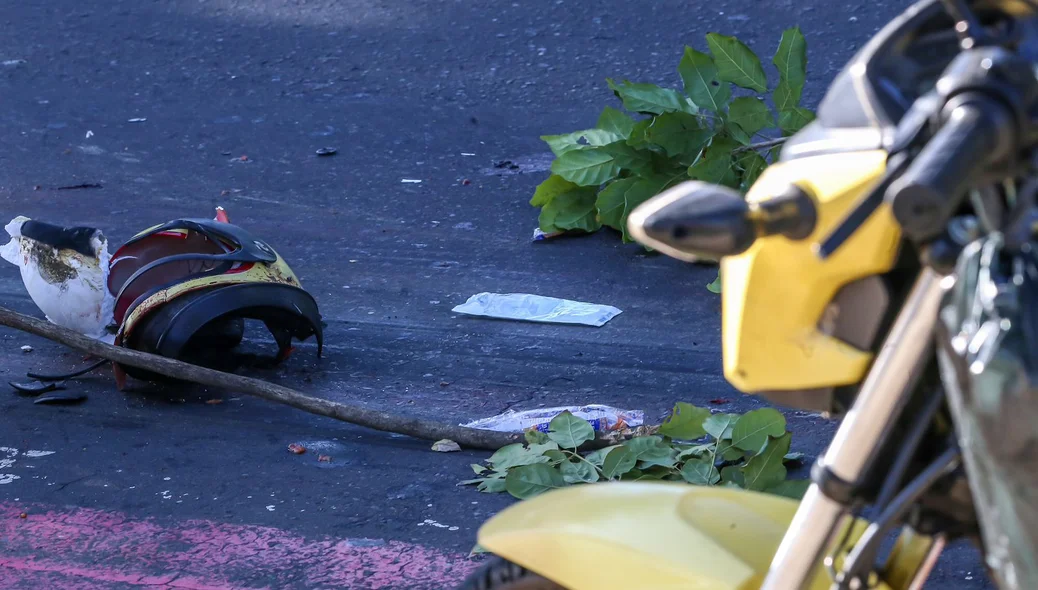 Capacete utilizado pelo mototaxista ficou destruído