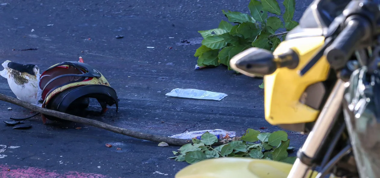 Capacete utilizado pelo mototaxista ficou destruído