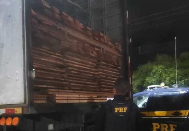 Carga com 20 m³ foi apreendida pela PRF em Picos
