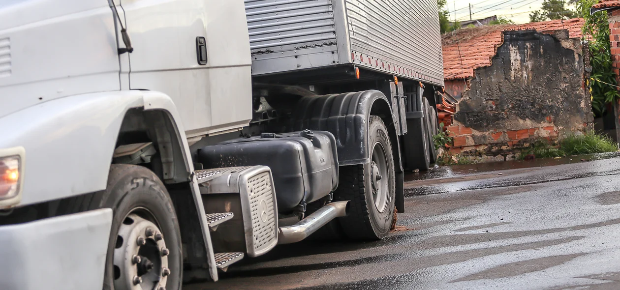 Carreta atingiu carros e casas  na zona sul de Teresina