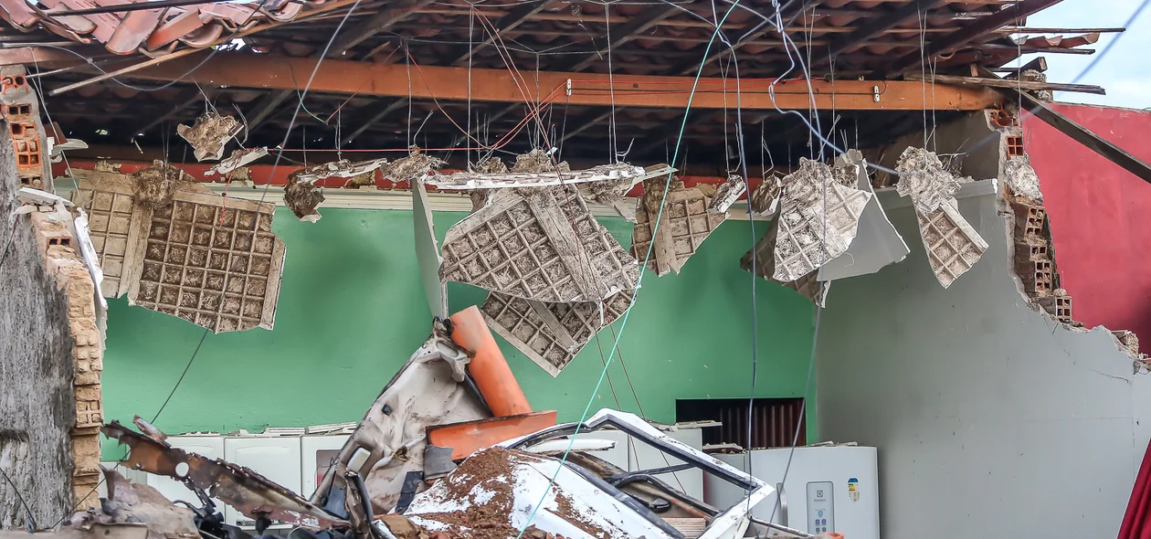 Carreta desgovernada destruiu a casa
