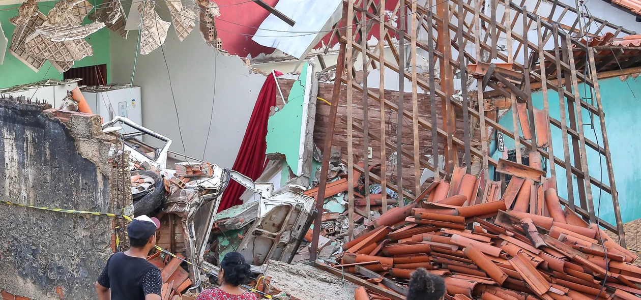 Carreta destruiu 2 casas na zona sul de Teresina