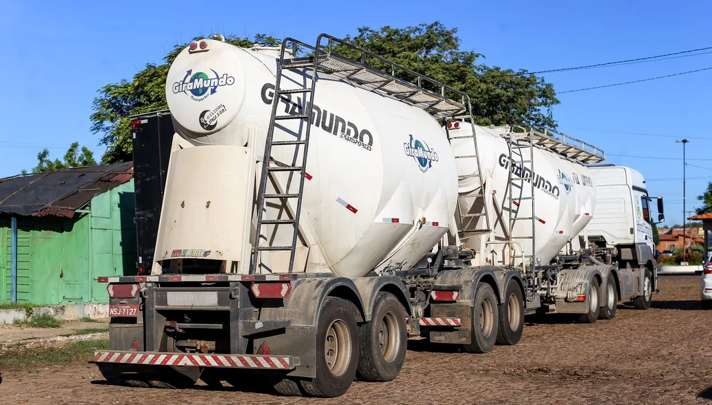 Carreta pertence à empresa Giramundo Transportes LTDA