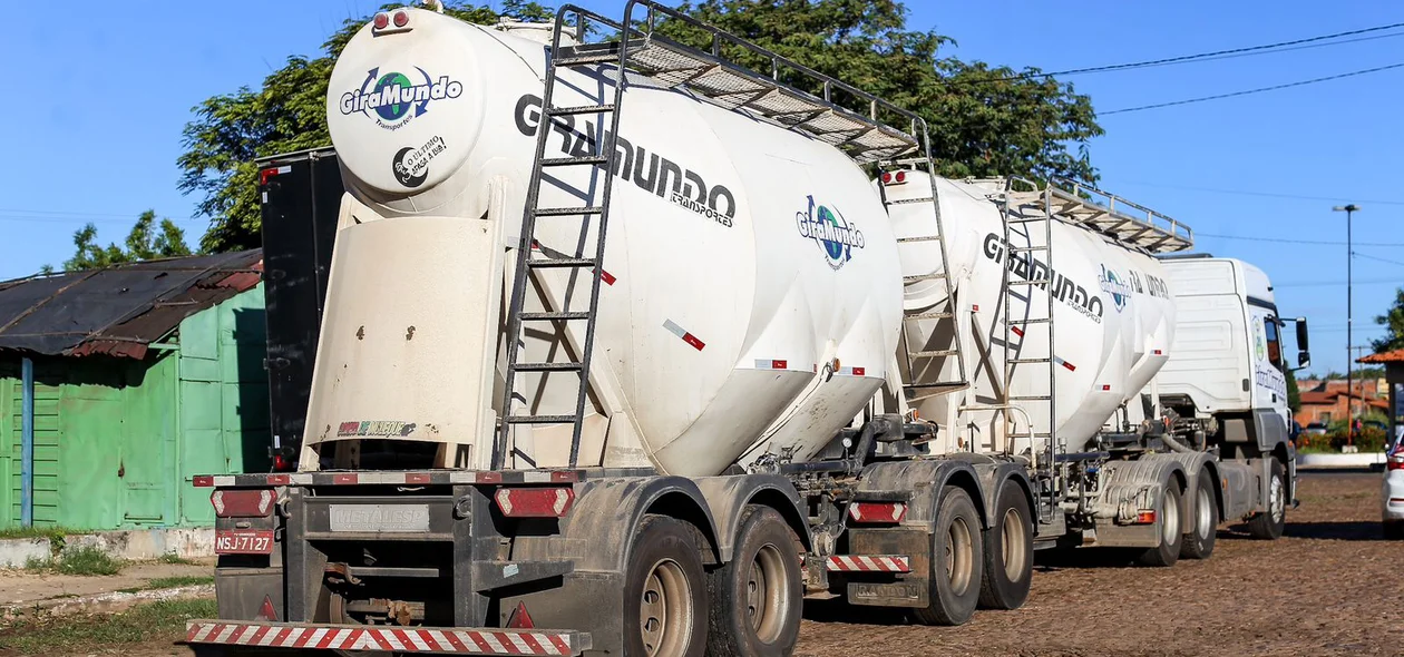 Carreta pertence à empresa Giramundo Transportes LTDA
