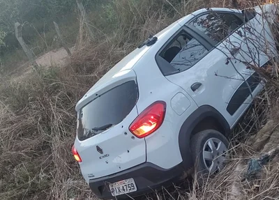 Carro com marcas de tiros