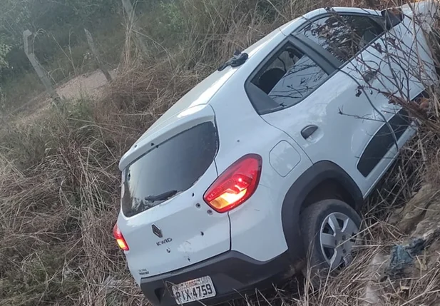 Carro com marcas de tiros