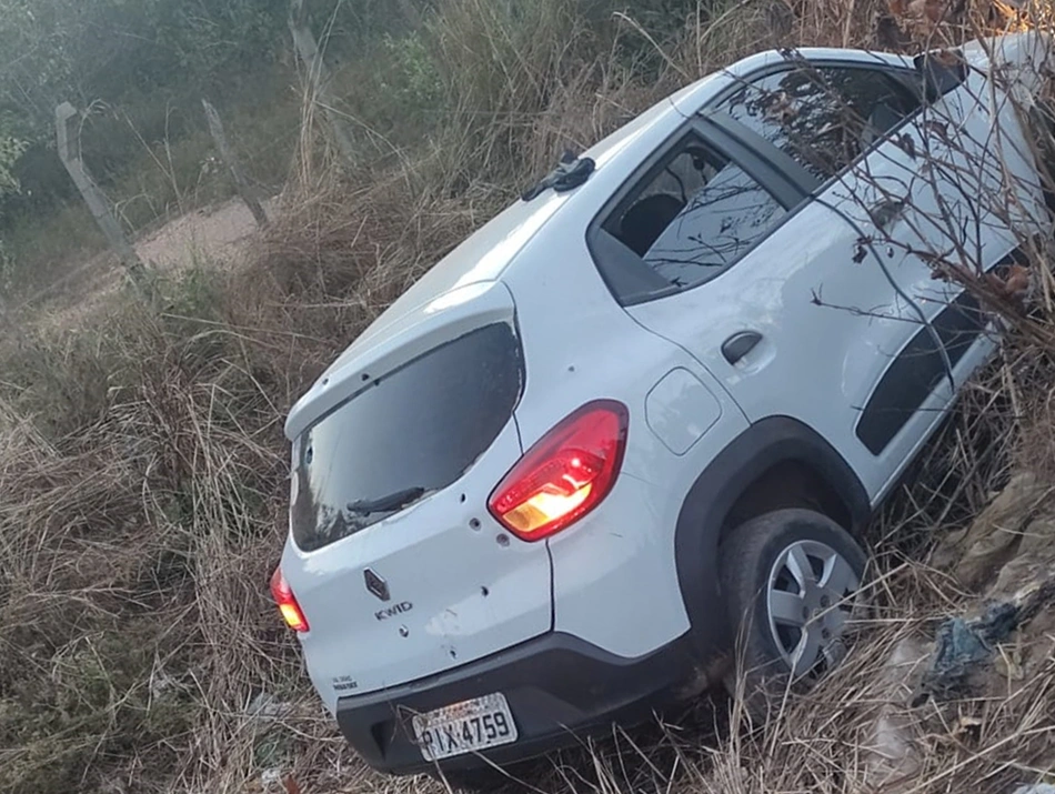 Carro com marcas de tiros