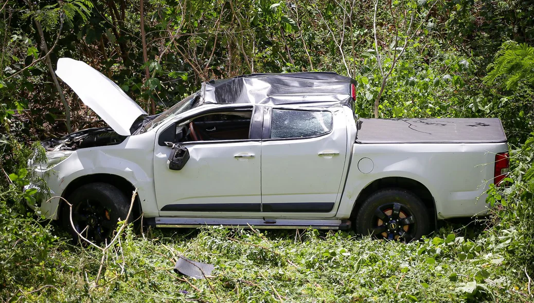 Carro desceu a ribanceira