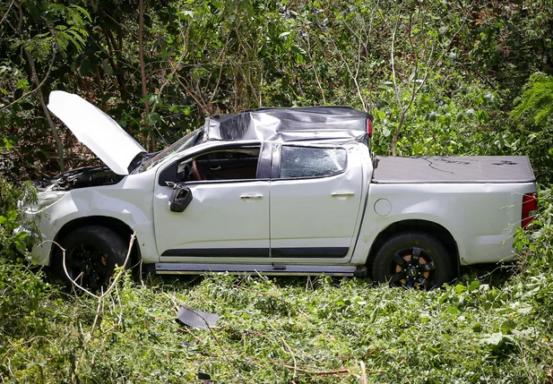 Carro desceu a ribanceira